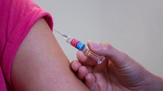 Eine Spritze wird zur Impfung angesetzt